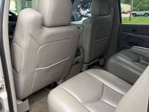 Used 2006 GMC Yukon XL SLT w/ SLT Preferred Equipment Group RWD image 11