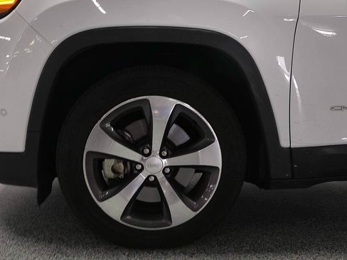 Used 2019 Jeep Cherokee Limited w/ Luxury Group FWD image 5