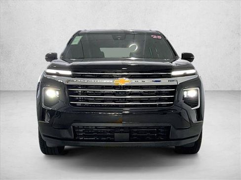 Used 2025 Chevrolet Traverse LT w/ Driver Confidence Package FWD image 3