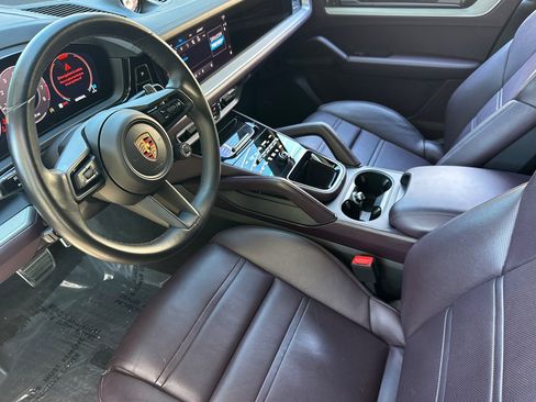 Used 2024 Porsche Cayenne S AWD/4WD image 4