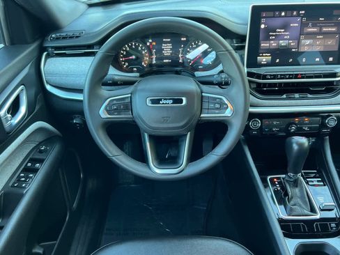 Used 2024 Jeep Compass Latitude image 15