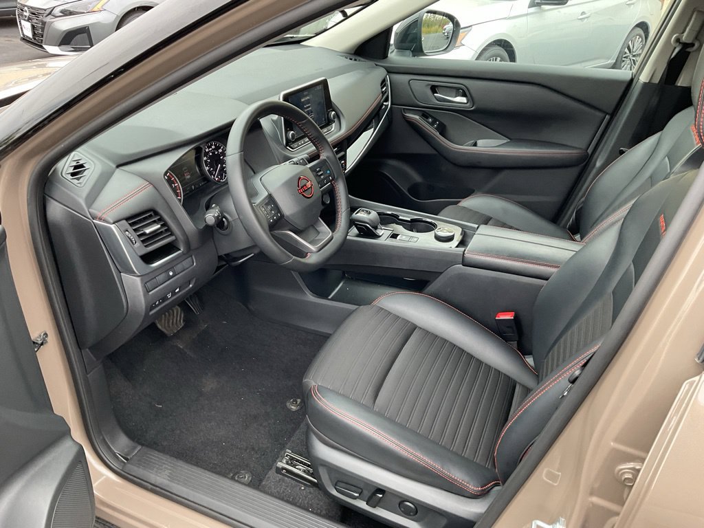Used 2025 Nissan Rogue SV AWD/4WD image 10