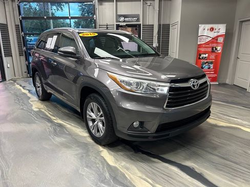 Used 2015 Toyota Highlander XLE AWD/4WD image 1