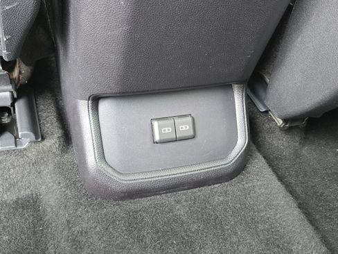 Used 2025 Toyota Highlander LE FWD image 17