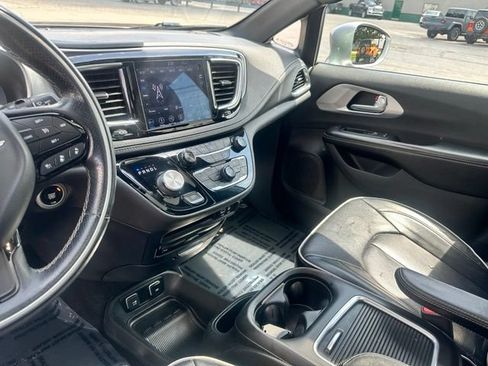 Used 2018 Chrysler Pacifica Limited w/ Advanced Safetytec Group FWD image 25
