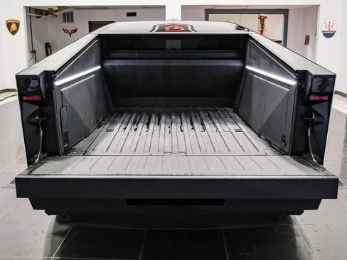 Used 2024 Tesla Cybertruck AWD Crew Cab image 50