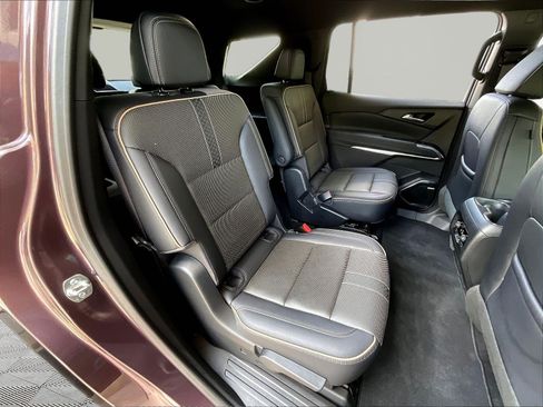 Used 2025 Chevrolet Traverse High Country FWD image 24