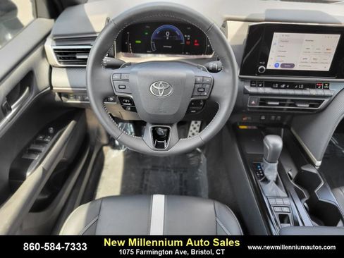Used 2025 Toyota Camry SE image 13