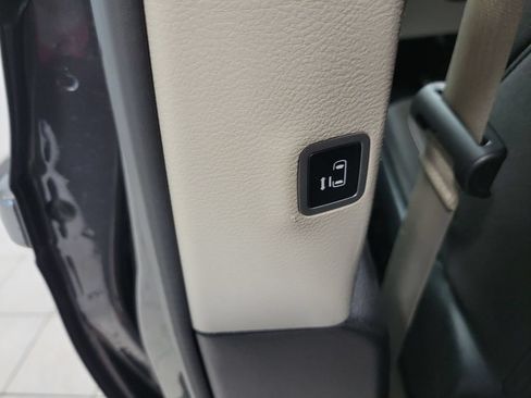 Used 2023 Chrysler Voyager LX FWD image 33