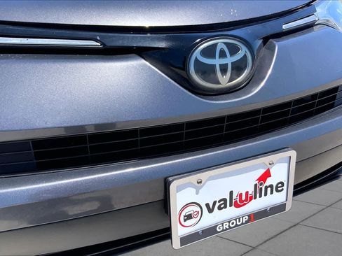 Used 2018 Toyota RAV4 LE FWD image 29
