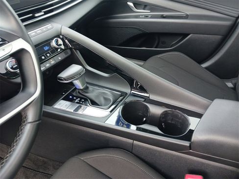 Used 2024 Hyundai Elantra SEL w/ Convenience Package image 11