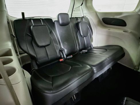 Used 2024 Chrysler Pacifica Touring-L FWD image 26