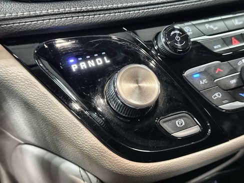 Used 2023 Chrysler Pacifica Limited FWD image 23