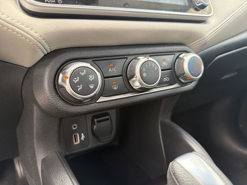 Used 2020 Nissan Versa SV FWD image 34