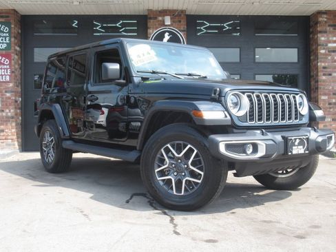Used 2025 Jeep Wrangler Unlimited Sahara w/ Dual Top Group AWD/4WD image 1