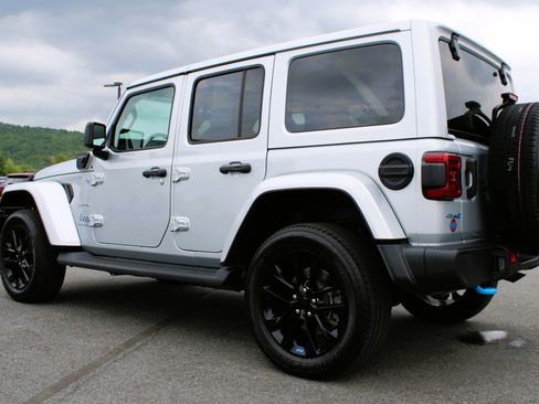 Used 2023 Jeep Wrangler Unlimited Sahara w/ Cold Weather Group AWD/4WD image 12