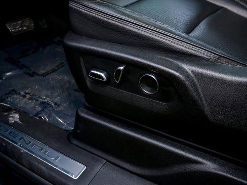 Used 2021 GMC Yukon XL Denali w/ Denali Premium Package image 18