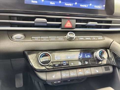 Certified 2025 Hyundai Elantra SEL FWD image 17