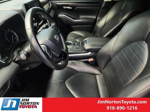 Used 2020 Toyota Highlander XLE FWD image 14