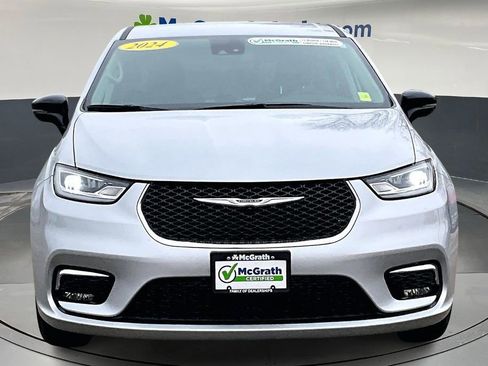 Used 2024 Chrysler Pacifica Touring-L image 2