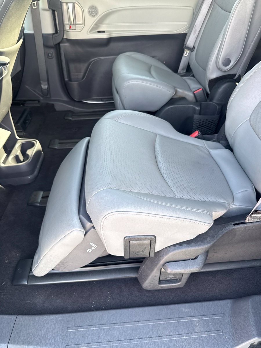 Used 2023 Toyota Sienna Limited FWD image 16