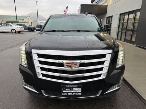 Used 2018 Cadillac Escalade ESV Luxury image 2