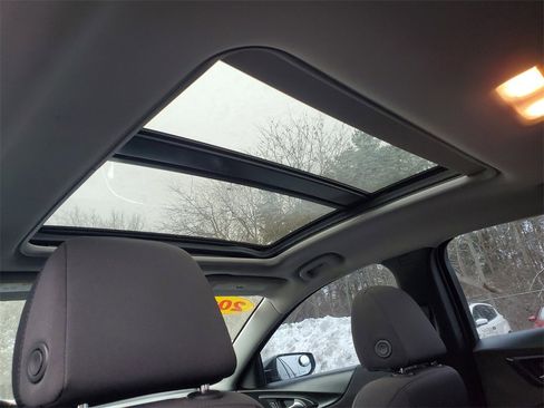 Used 2017 Chevrolet Malibu LT image 6