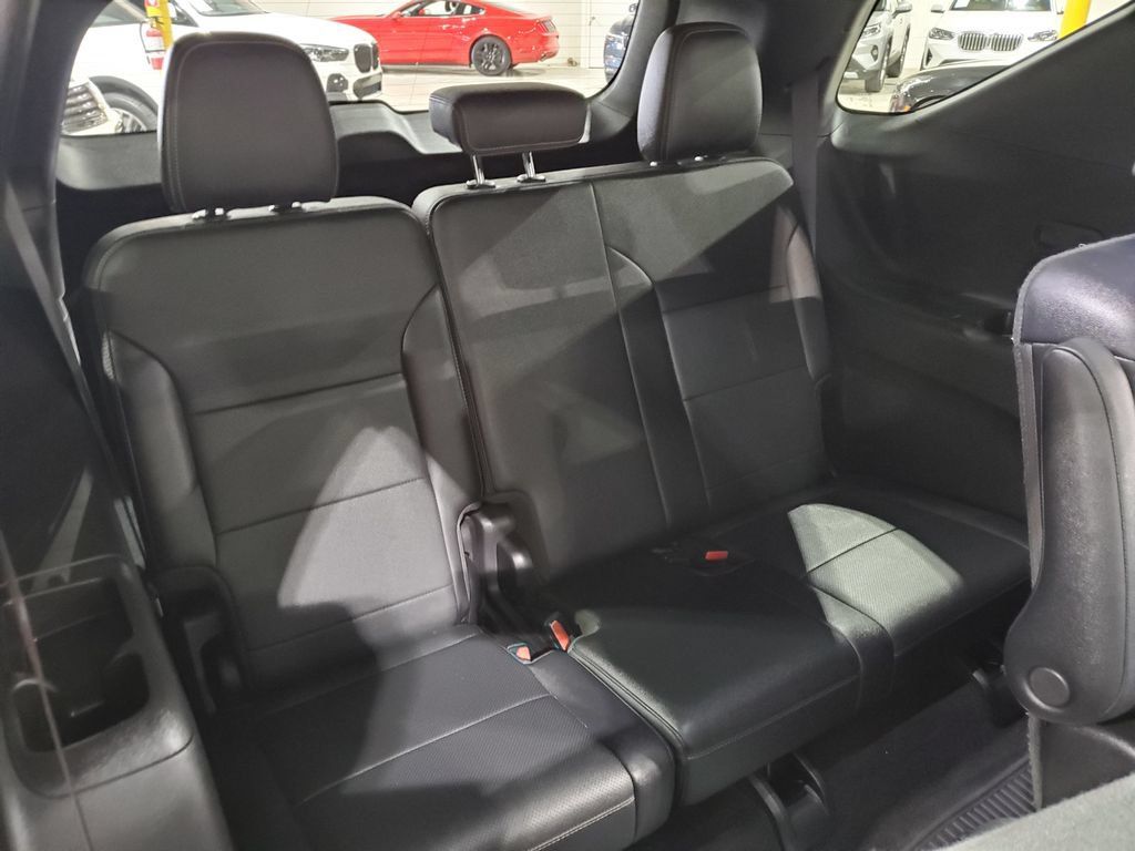 Used 2025 Chevrolet Traverse High Country FWD image 24