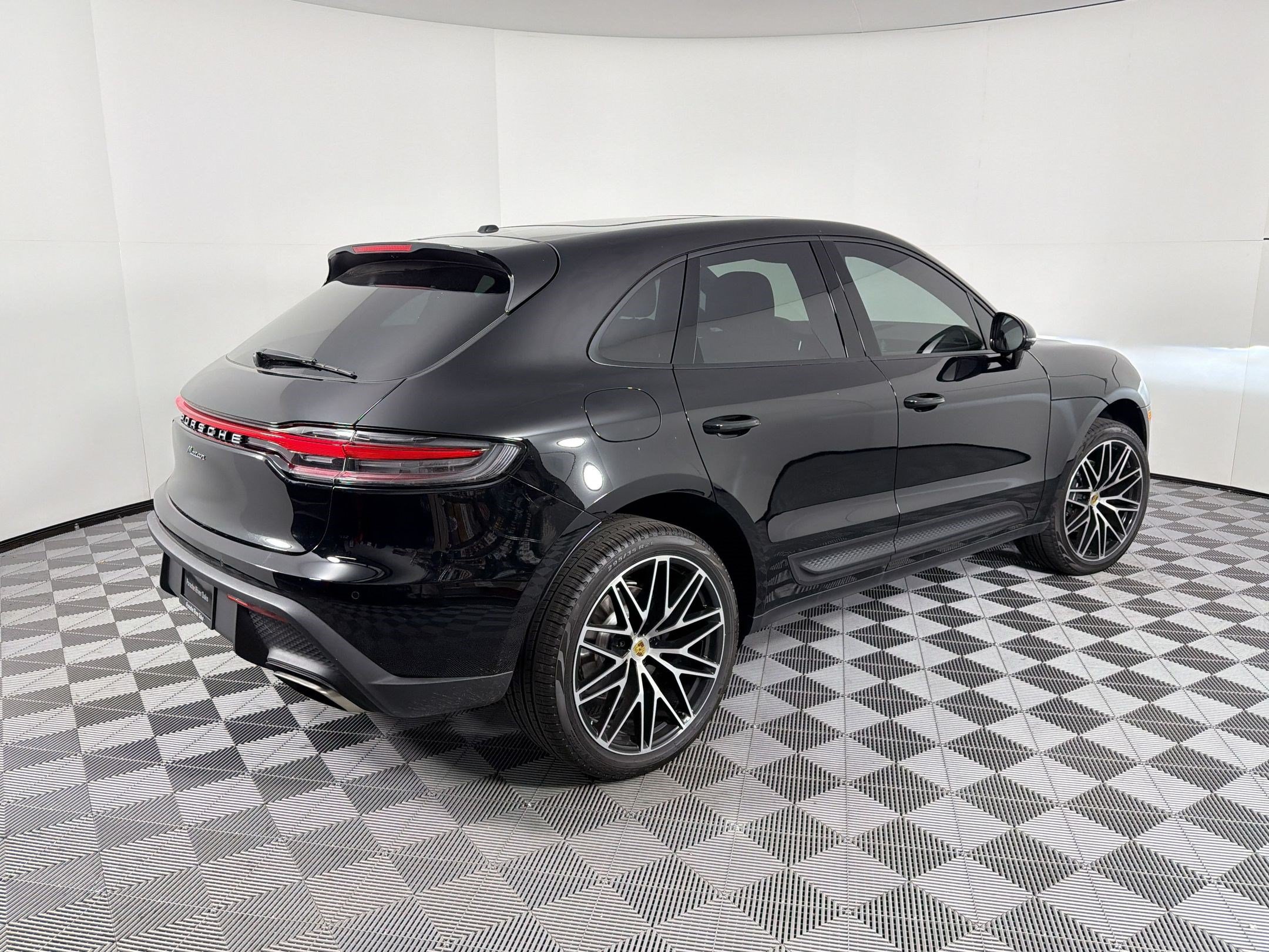 Used 2026 Porsche Macan AWD/4WD image 9