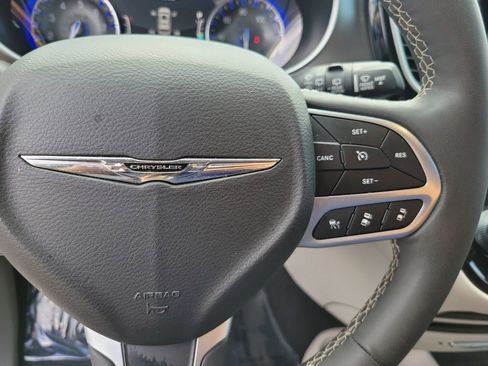 Used 2024 Chrysler Pacifica Touring-L image 17