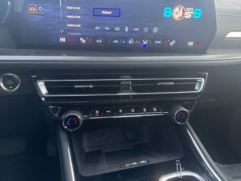 Used 2025 Chevrolet Traverse LT w/ Sun and Wheel Package image 16