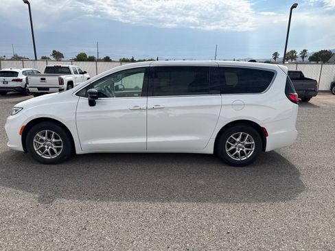 Used 2024 Chrysler Pacifica Touring-L FWD image 2