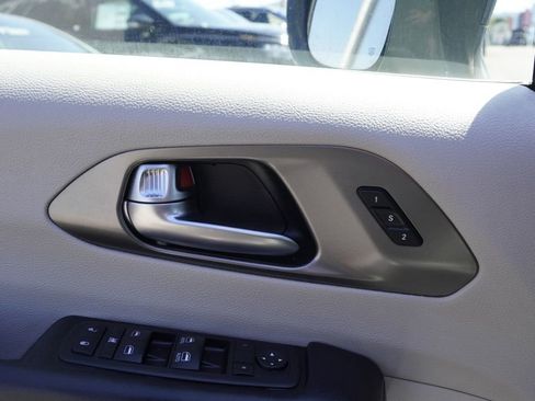 Used 2022 Chrysler Pacifica Touring-L image 8