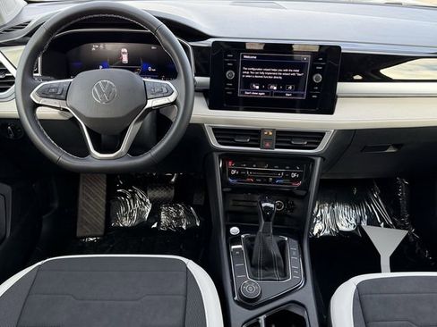 New 2026 Volkswagen Taos SE image 9
