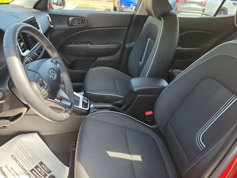 Used 2025 Hyundai Venue Limited FWD image 17