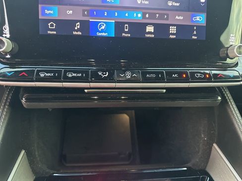 Used 2025 Jeep Wagoneer 4WD image 17