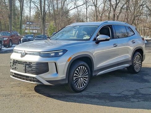 Certified 2025 Volkswagen Tiguan S w/ 18" Wheel Package image 5