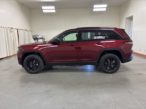 New 2026 Jeep Grand Cherokee Altitude AWD/4WD image 5