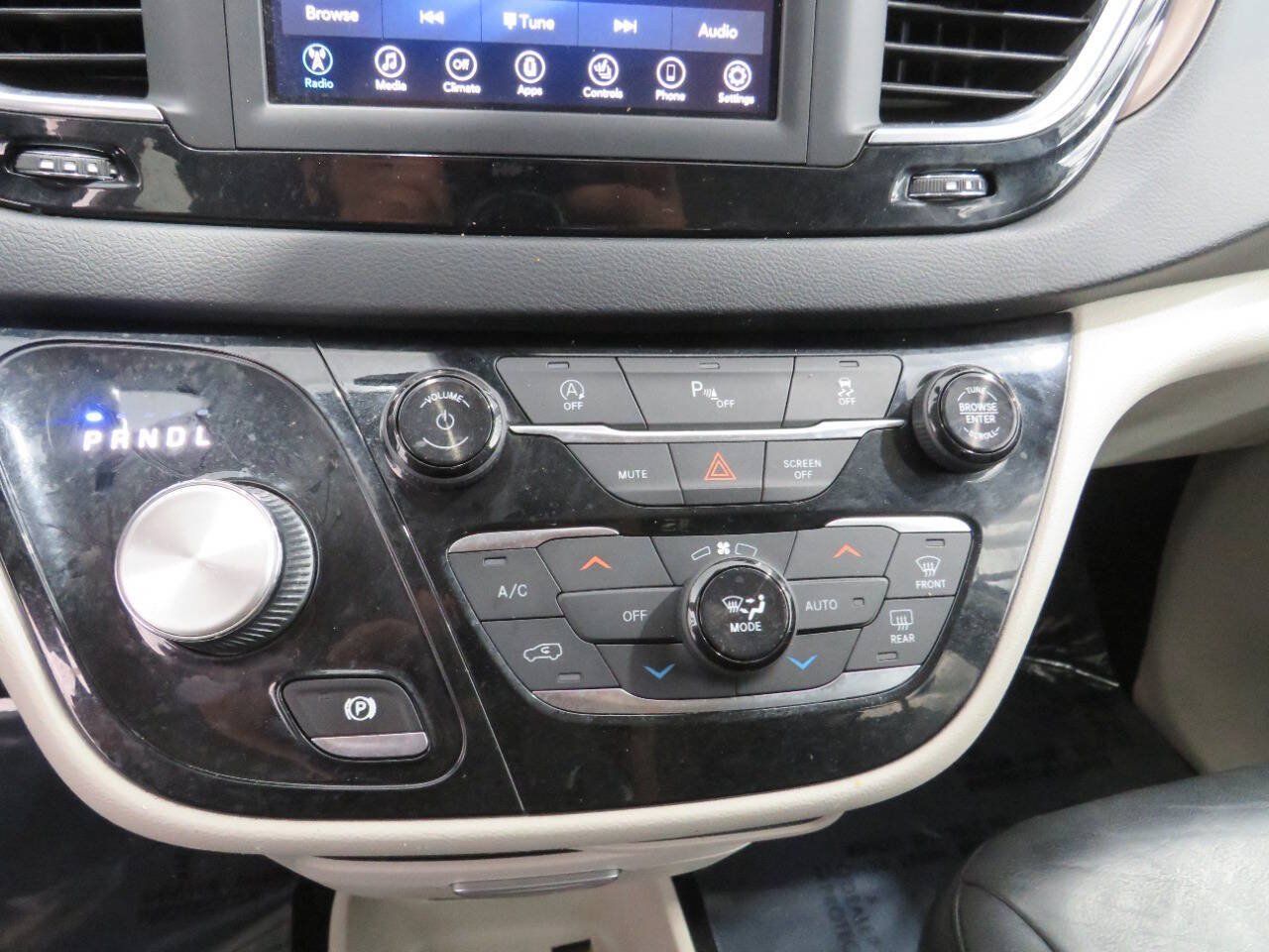 Used 2019 Chrysler Pacifica Touring-L FWD image 24