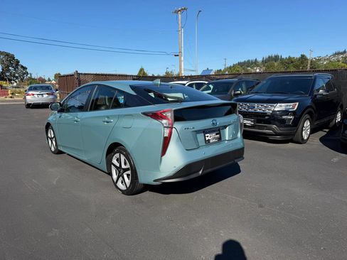 Used 2016 Toyota Prius Four Touring w/ Premium Convenience Package FWD image 5