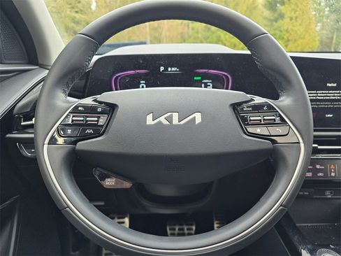 Used 2023 Kia Niro EX Touring image 3