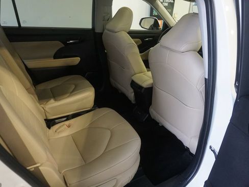 Used 2023 Toyota Highlander XLE AWD/4WD image 24