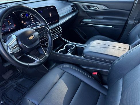 Used 2025 Chevrolet Traverse LT FWD image 2