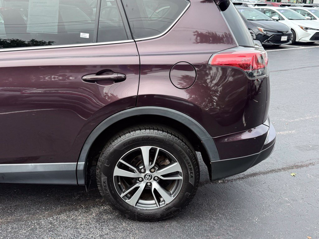 Used 2018 Toyota RAV4 XLE AWD/4WD image 4
