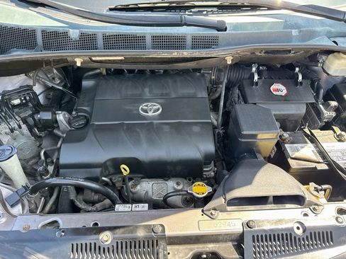 Used 2014 Toyota Sienna LE FWD image 36