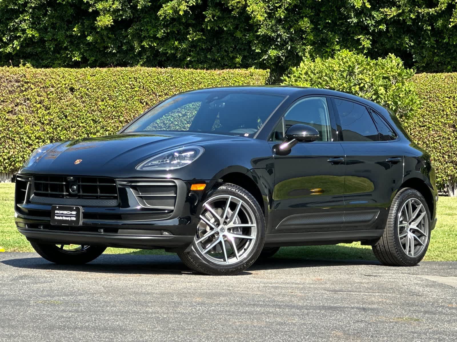 Used 2025 Porsche Macan AWD/4WD image 1