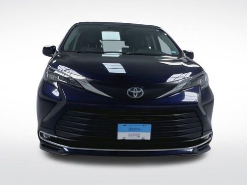 Used 2024 Toyota Sienna XLE w/ XLE Plus Package AWD/4WD image 3