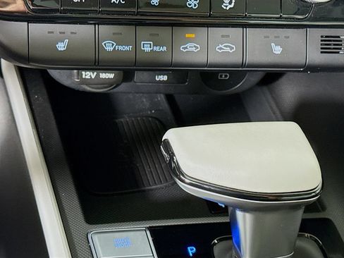 Certified 2025 Hyundai Elantra Limited FWD image 13