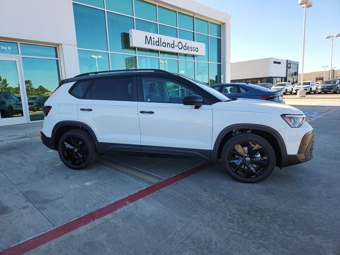 New 2026 Volkswagen Taos SE image 8