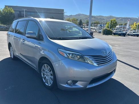 Used 2017 Toyota Sienna Limited Premium AWD/4WD image 3